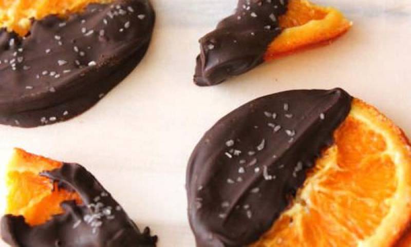 Ροδέλες πορτοκαλιού βουτηγμένες σε μαύρη σοκολάτα
