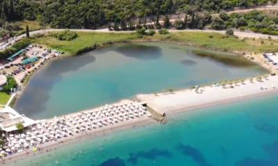 Μοναστηράκι: Η "γαλάζια λίμνη" της Φωκίδας από ψηλά (Βίντεο)