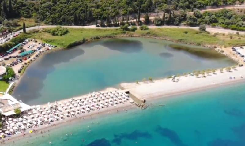 Μοναστηράκι: Η &quot;γαλάζια λίμνη&quot; της Φωκίδας από ψηλά (Βίντεο)