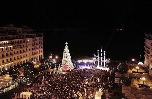 Μεγάλη η προσέλευση τουριστών στη γιορτινή Θεσσαλονίκη