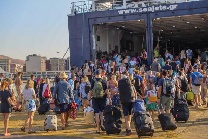 Ferryscanner: Οι Έλληνες «ψηφίζουν» κοντινά νησιά, κάνουν πιο σύντομα ταξίδια και κλείνουν εισιτήρια την τελευταία στιγμή