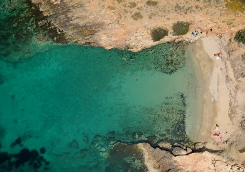 Μικρή Χαμολιά: Η ομορφότερη κρυφή παραλία της Αττικής (Βίντεο)