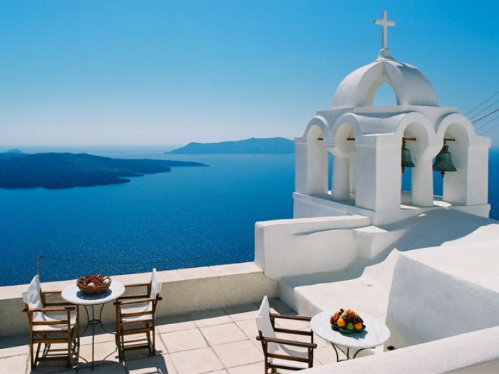 Ευρωβαρόμετρο: Ένας στους τέσσερις Έλληνες δεν θα πάει διακοπές