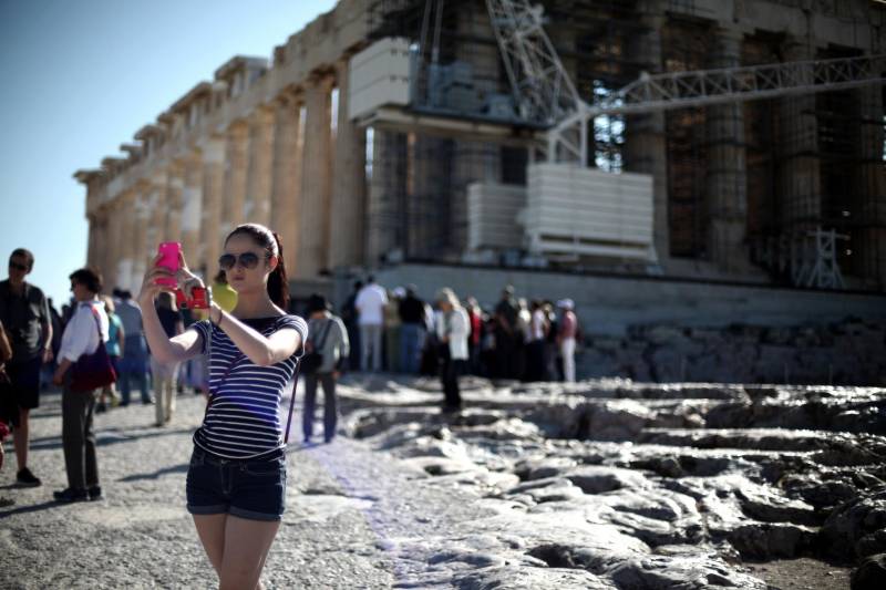Γερμανία: Η τουριστική έκρηξη ενισχύει την ανάκαμψη της ελληνικής οικονομίας