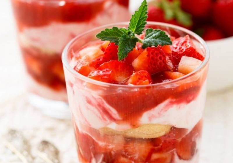 Μους γιαουρτιού με φράουλες - Δροσερή και υγιεινή