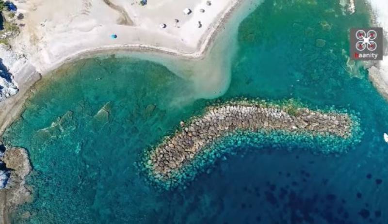 Εύβοια: Η άγνωστη παραλία με τον περίεργο κυματοθράστη σε σχήμα «μπανάνας» (Βίντεο)
