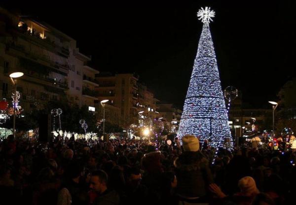 Το χριστουγεννιάτικο δέντρο της Καλαμάτας έγινε viral στα social media (Φωτογραφίες)