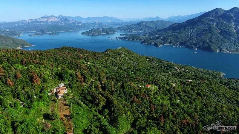 Χαραυγή: Το χωριό που «αγκαλιάζει» τη λίμνη Κρεμαστών (Βίντεο)