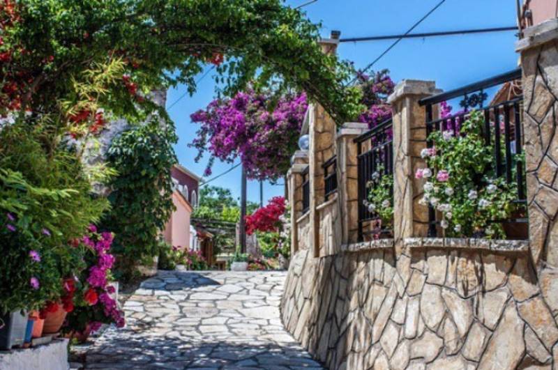 Αφιώνας: Το πολύχρωμο χωριό της Κέρκυρας (Φωτογραφίες)