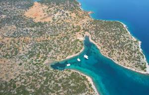 Δοκός: Ένα μικρό νησί του Αργοσαρωνικού με πεντακάθαρα νερά και το αρχαιότερο ναυάγιο του κόσμου (Βίντεο)