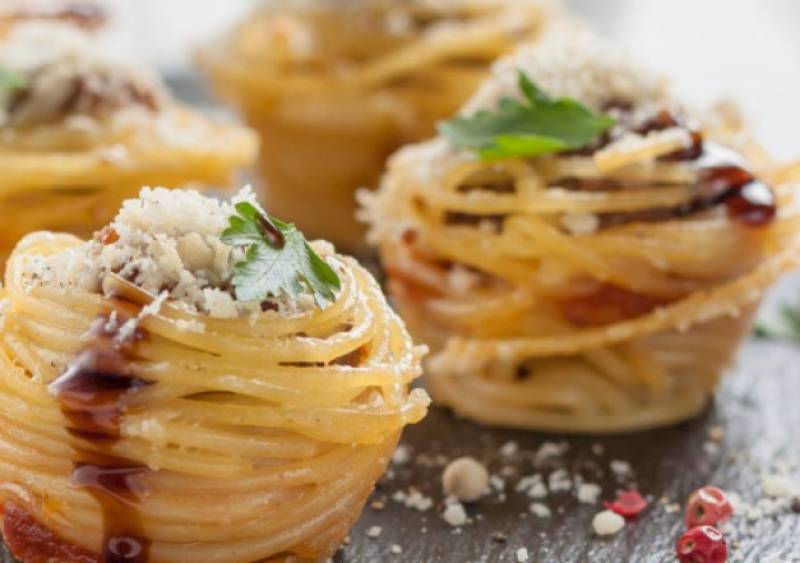 Φωλιές σπαγγέτι με κεφτεδάκια σε κλασική ιταλική σάλτσα ντομάτας (Βίντεο)