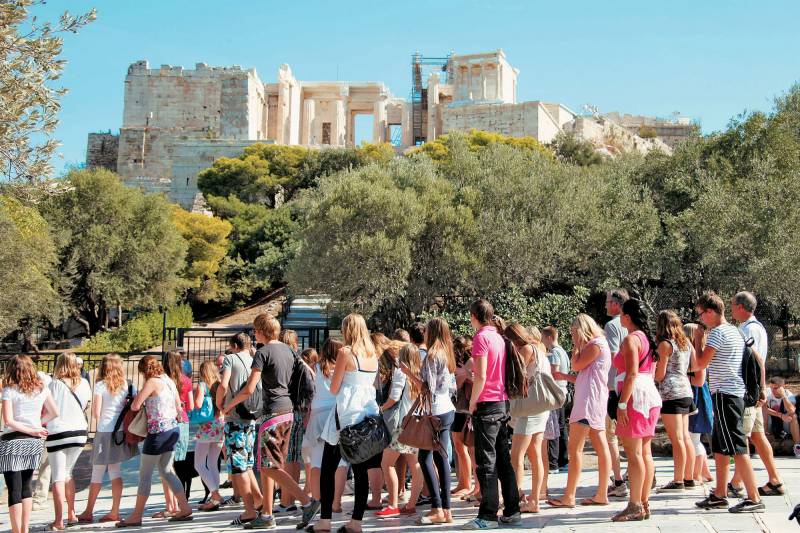 Guardian: Οι νέοι κανόνες του τουρισμού στην Ελλάδα - Αλλαγές σε παραλίες και ξενοδοχεία