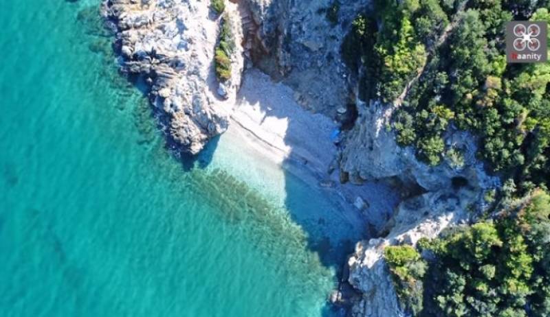 Κρυφές παραλίες της Αττικής: Τα τρία λιμανάκια που θυμίζουν το Ναυάγιο στη Ζάκυνθο (Βίντεο)
