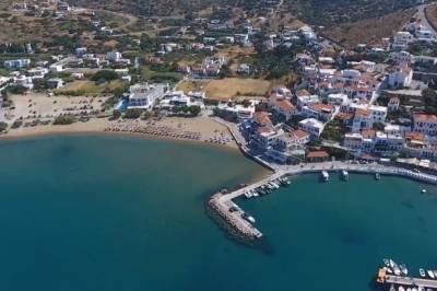 Μπατσί: Το παραδοσιακό και μαγευτικό χωριό της Άνδρου (Βίντεο)