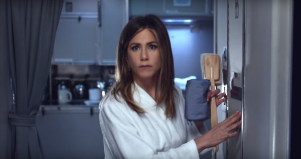 Η Jennifer Aniston ονειρεύεται την Emirates Airlines σε αυτήν την ξεκαρδιστική διαφήμιση (βίντεο)