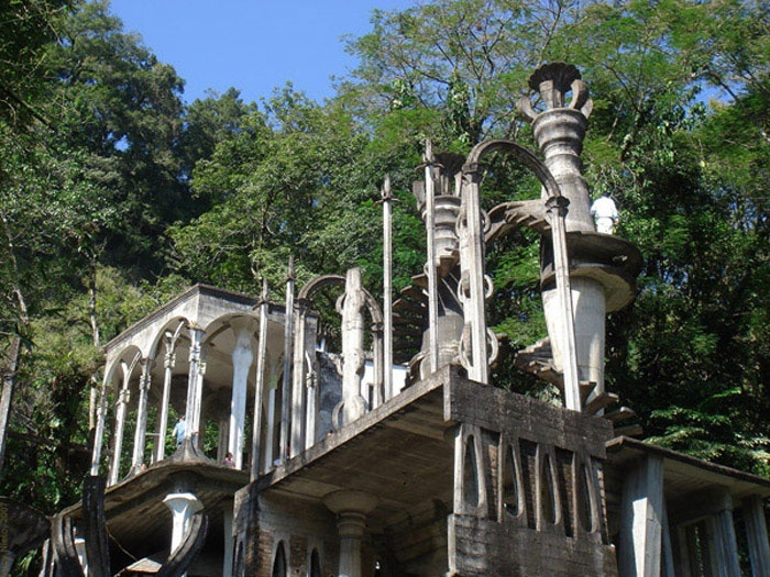 Ενα σουρεαλιστικό κτίριο κρυμμένο σε μια ζούγκλα στο Μεξικό