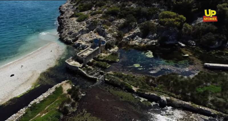 Αλμυρή Κορινθίας: Η άγνωστη παραλία με την φυσική δροσερή νεροτσουλήθρα (Βίντεο)