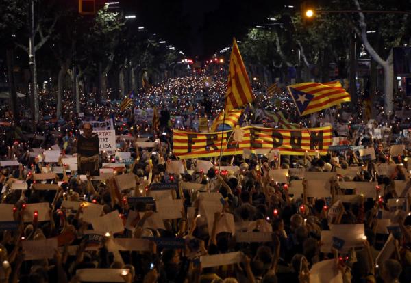 Guardian: Σε «ελεύθερη πτώση» ο τουρισμός στην Καταλονία
