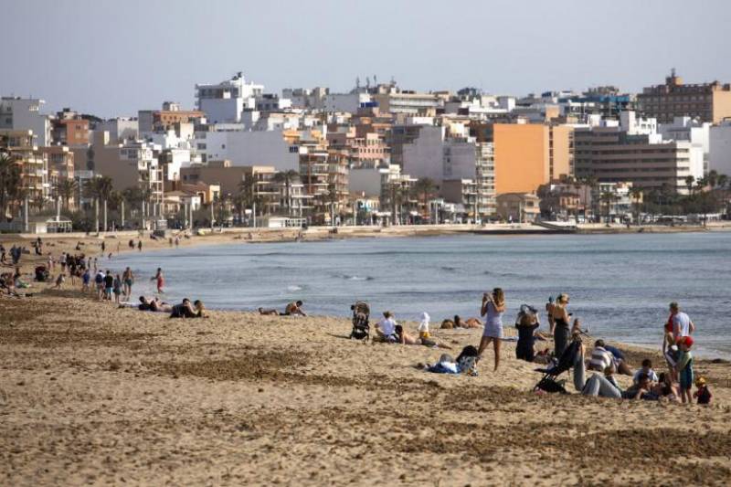 Βουτιά 76% στις αφίξεις τουριστών στην Ισπανία τον Μάρτιο