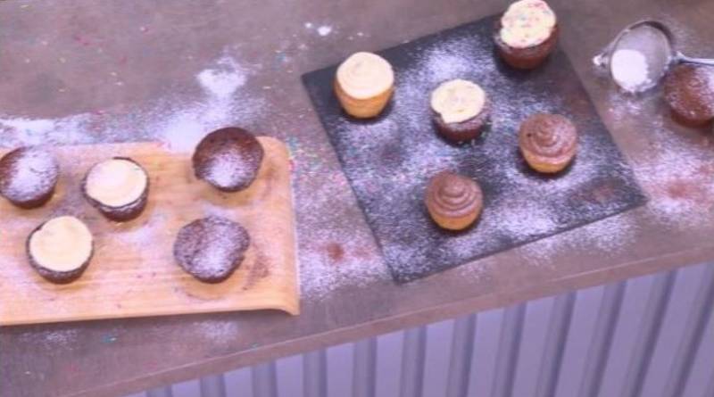 Cupcakes με σοκολάτα και βανίλια (Βίντεο)