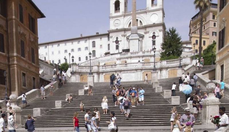Ιταλία: Η Ρώμη απαγορεύει στους τουρίστες να κάθονται στα σκαλοπάτια της Τρινιτά ντέι Μόντι