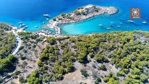 Απόνησος Αγκιστρίου: H πιο εξωτική παραλία στην Αττική (Βίντεο)
