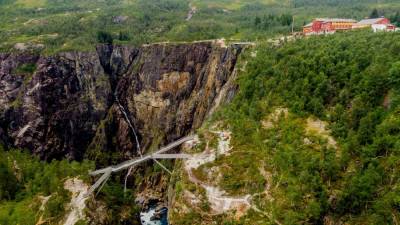 Vøringsfossen: Η νέα γέφυρα που αιωρείται πάνω από τον καταρράκτη της Νορβηγίας κόβει την ανάσα (pics)