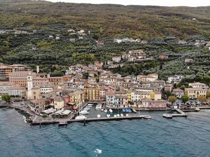 Garda: Γνωρίστε το παραλίμνιο χωριό Castelletto της ιταλικής λίμνης (Βίντεο)