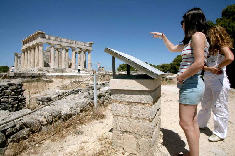 Reuters: Η Ελλάδα καλωσορίζει τους ξένους επισκέπτες