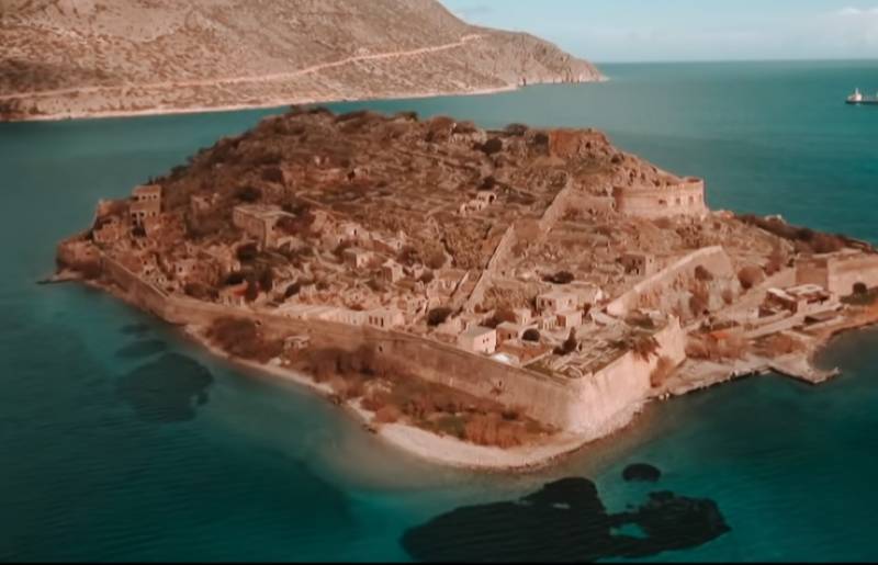 Μια μοναδική βόλτα με drone στη Σπιναλόγκα - Το νησί των λεπρών (Βίντεο)