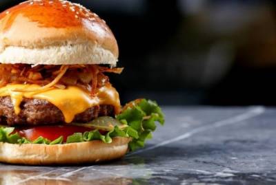 Σπιτικό burger με μοσχαρίσιο μπιφτέκι και καραμελωμένα κρεμμύδια