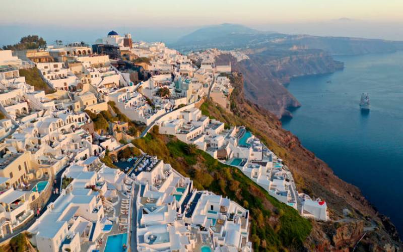 Daily Mail: Συνεργασία Ελλάδας και άλλων 6 χωρών που περιόρισαν τον κορονοϊό για την ενίσχυση του τουρισμού τους