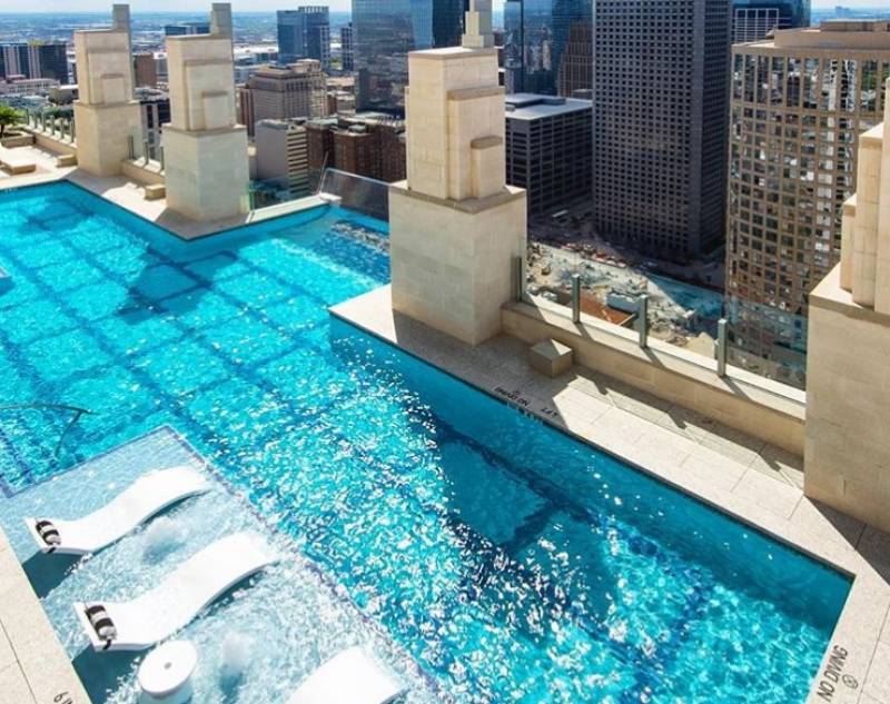 Μια πισίνα που κόβει την ανάσα σε ουρανοξύστη του Τέξας (Βίντεο+φωτογραφίες)