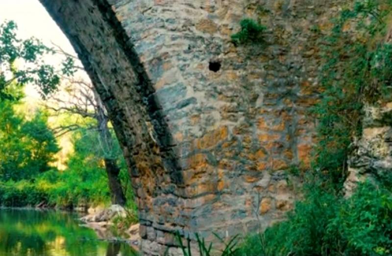 Δενδροχώρι: Το πέτρινο γεφύρι στην Καστοριά με την τέλεια καμάρα (Βίντεο)