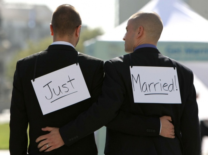 Μύκονος και Λέσβος στη λίστα για γαμήλια ταξίδια gay ζευγαριών