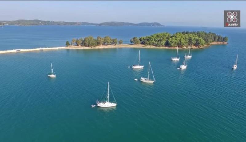 Το κοσμοπολίτικο ελληνικό νησάκι που πας με τα πόδια (Βίντεο)