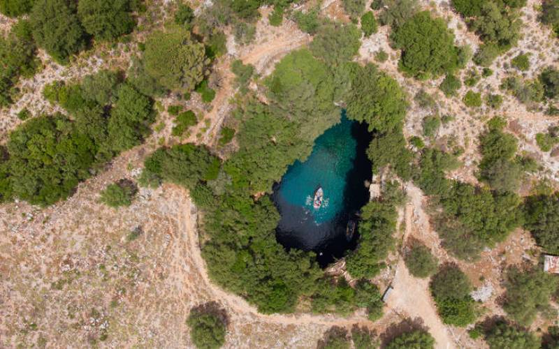 Κεφαλονιά: Εναέρια βόλτα πάνω από το Λιμνοσπήλαιο Μελισσάνης (Βίντεο)