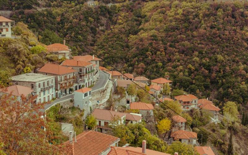Λαγκάδια - Το «κρεμαστό» χωριό της Πελοποννήσου (Βίντεο+φωτογραφίες)