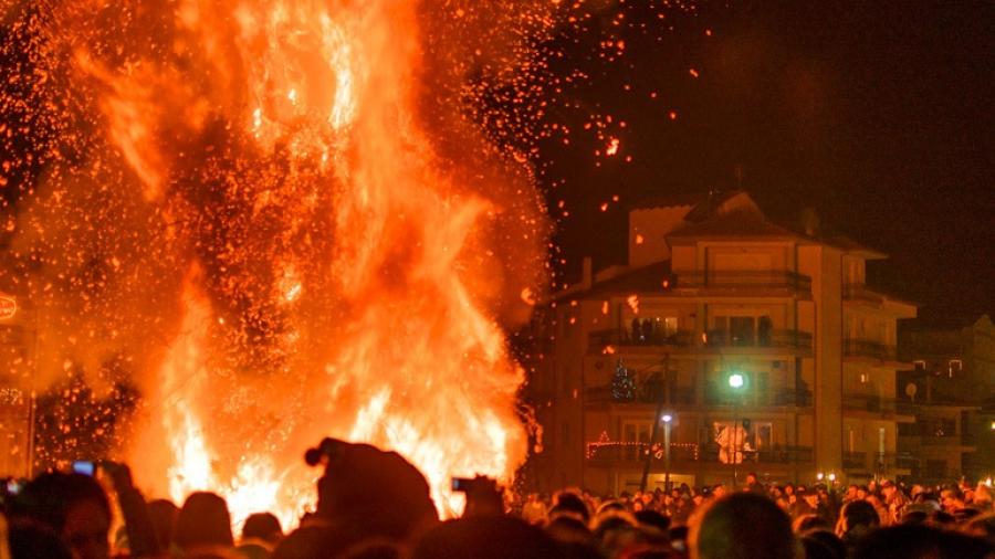 Φλώρινα: Το έθιμο με τις χριστουγεννιάτικες φωτιές φέρνει πληρότητα στα ξενοδοχεία