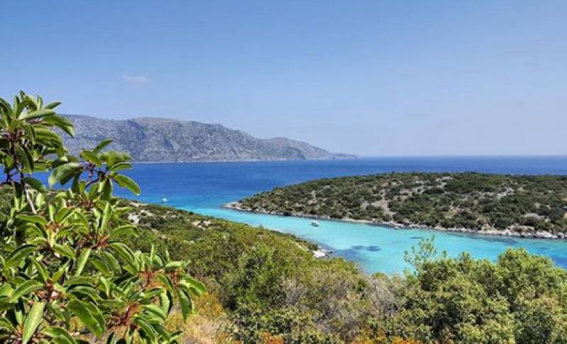 Η άγνωστη και... απάτητη «Γαλάζια Λίμνη» της Ελλάδας (Βίντεο+φωτογραφίες)