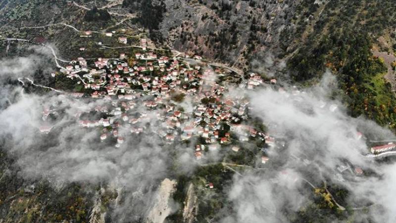 Γαρδίκι: Το χωριό που είναι σκαρφαλωμένο στην πιο απότομη πλαγιά της Πίνδου (Φωτογραφίες)