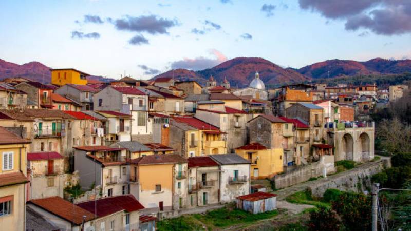 Cinquefrondi: Το ιταλικό Covid free χωριό που πουλά σπίτια με ένα ευρώ - Με θέα το Ιόνιο (φωτο)