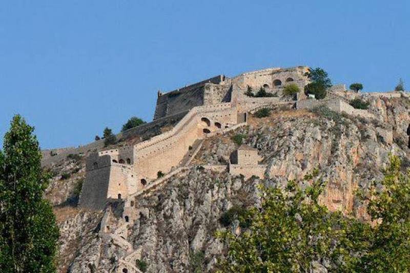 999 σκαλοπάτια αρκούν για να βρεθούμε σε ένα από τα πιο όμορφα κάστρα της Πελοποννήσου (video+pics)