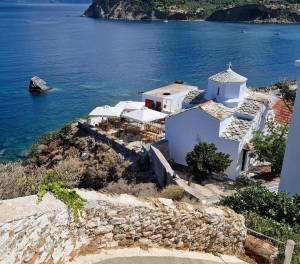 Η γαλλική Vogue «ανακαλύπτει» την εξωτική Σκόπελο