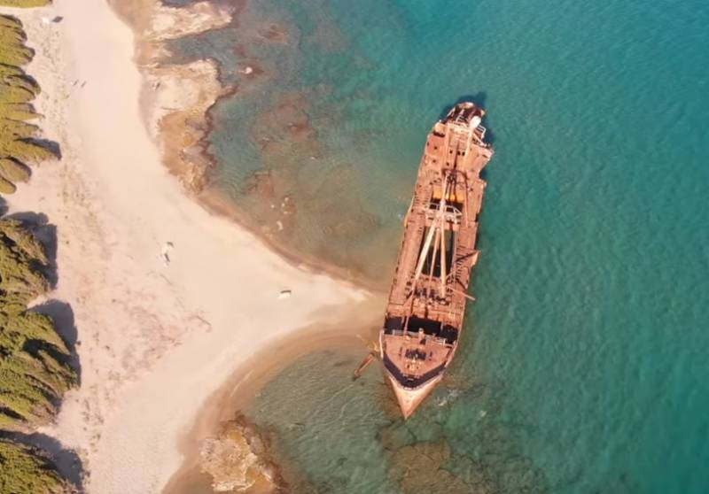 Γύθειο: Το επιβλητικό ναυάγιο «Δημήτριος» στην παραλία Βαλτάκι (Βίντεο)