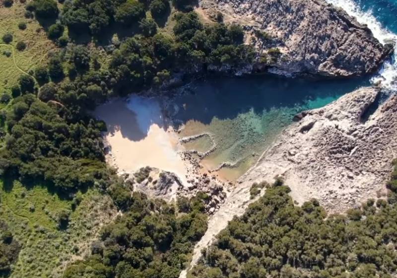 Γλώσσα: Η ομορφότερη φυσική πισίνα της Μεσσηνίας από ψηλά (Βίντεο)