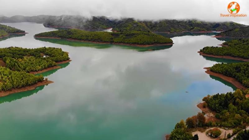 Η υπέροχη λίμνη Πλαστήρα πλαισιωμένη με φθινοπωρινά χρώματα (Βίντεο)