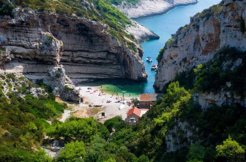 Βις: Το νησί στην Κροατίας που αντικατέστησε την Σκόπελο στο «Mamma Mia» (pics)
