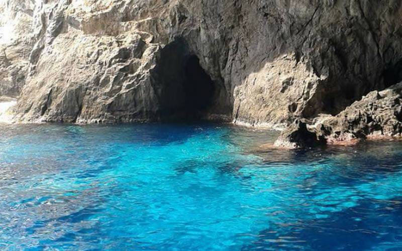 Χύτρα - Η θαλάσσια σπηλιά των Κυθήρων που μοιάζει με πισίνα (Βίντεο+φωτογραφίες)