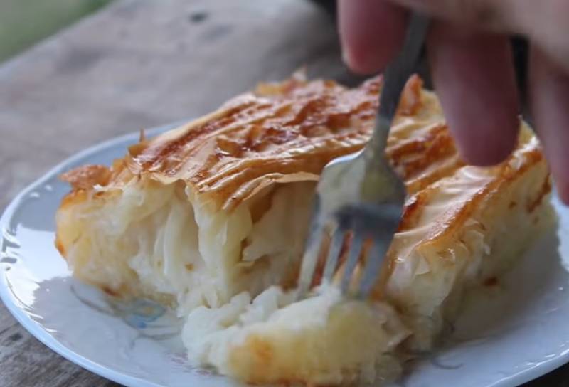Γλυκιά πατσαβουρόπιτα - Με κρέμα και φύλλο, κάτι ανάμεσα σε μπουγάτσα και γαλακτομπούρεκο (Βίντεο)